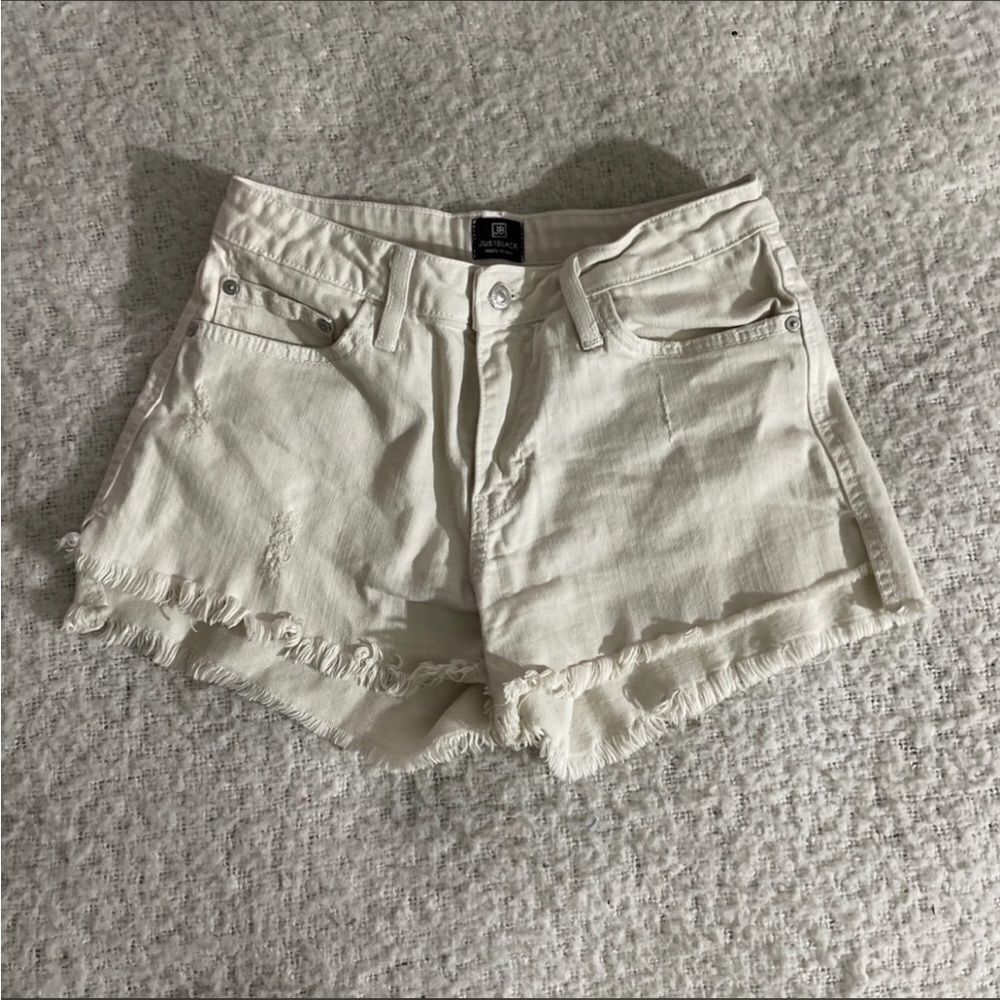 Just black small shorts‎